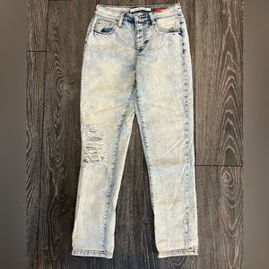 Celebrity pink: Mom ripped jeans